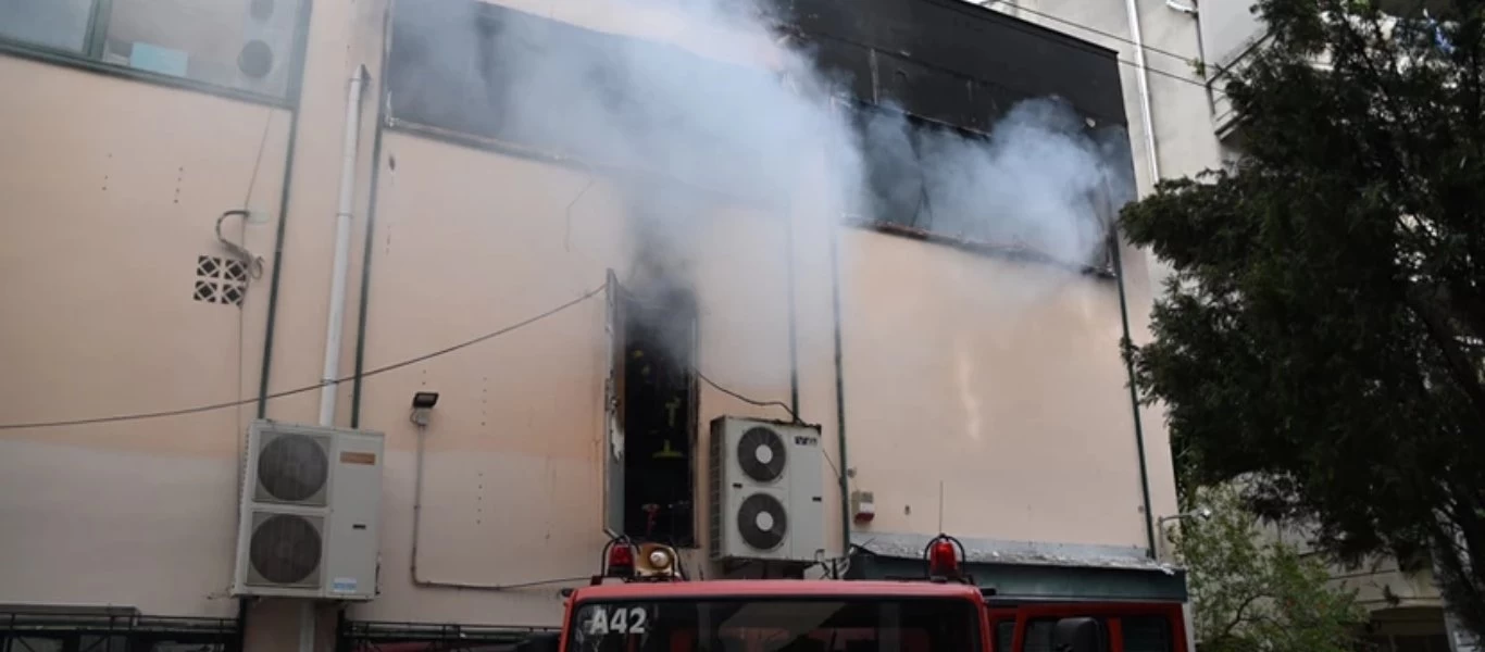 Ξέσπασε πυρκαγιά σε συνεργείο στη Νέα Ιωνία - Δίπλα σε πρατήριο καυσίμων